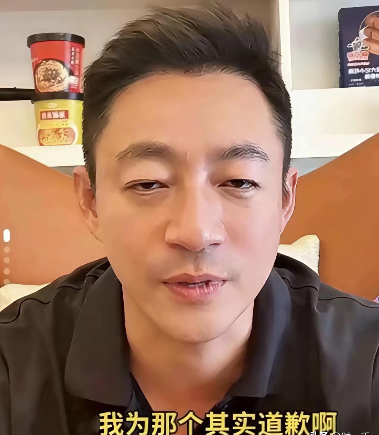 看汪小菲道歉时的样子，是真替他憋得慌。镜头里他眼神飘着，说话磕磕绊绊，像个