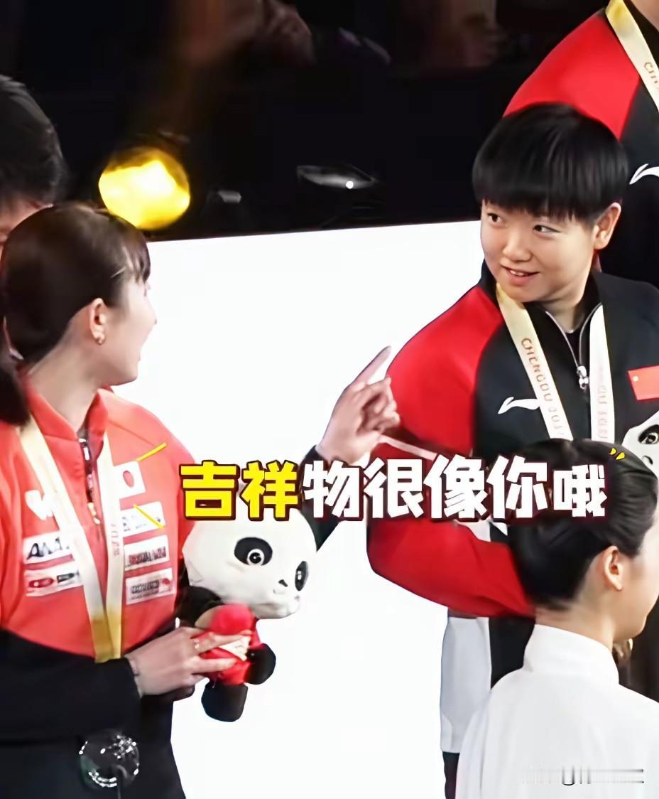 怪不得莎莎撇下王楚钦，跑到队伍最右边，原来她跑去和早田妹妹聊天去了！早田希娜