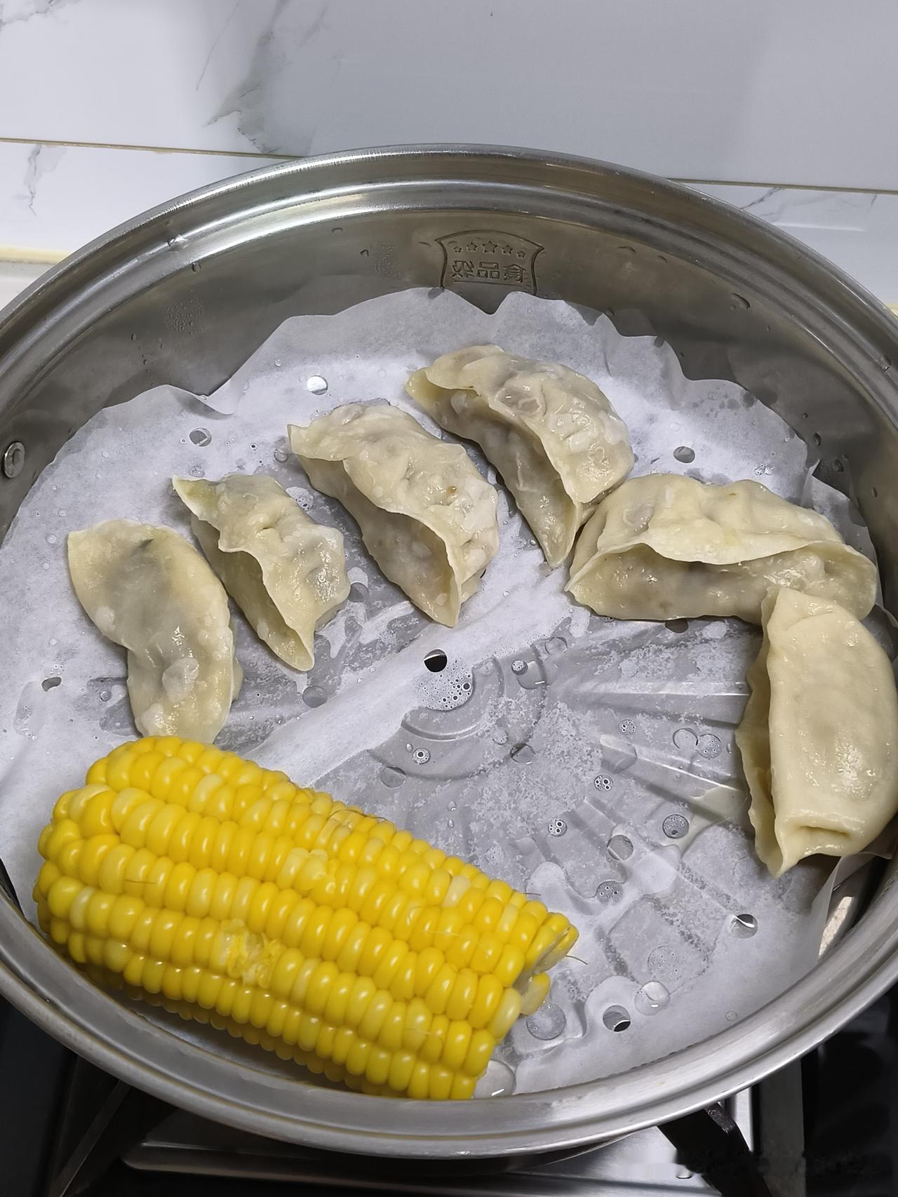 早上想吃饺子🥟冰箱里还有一些冻饺子，就蒸了几个。蒸饺子很省事，尤其是