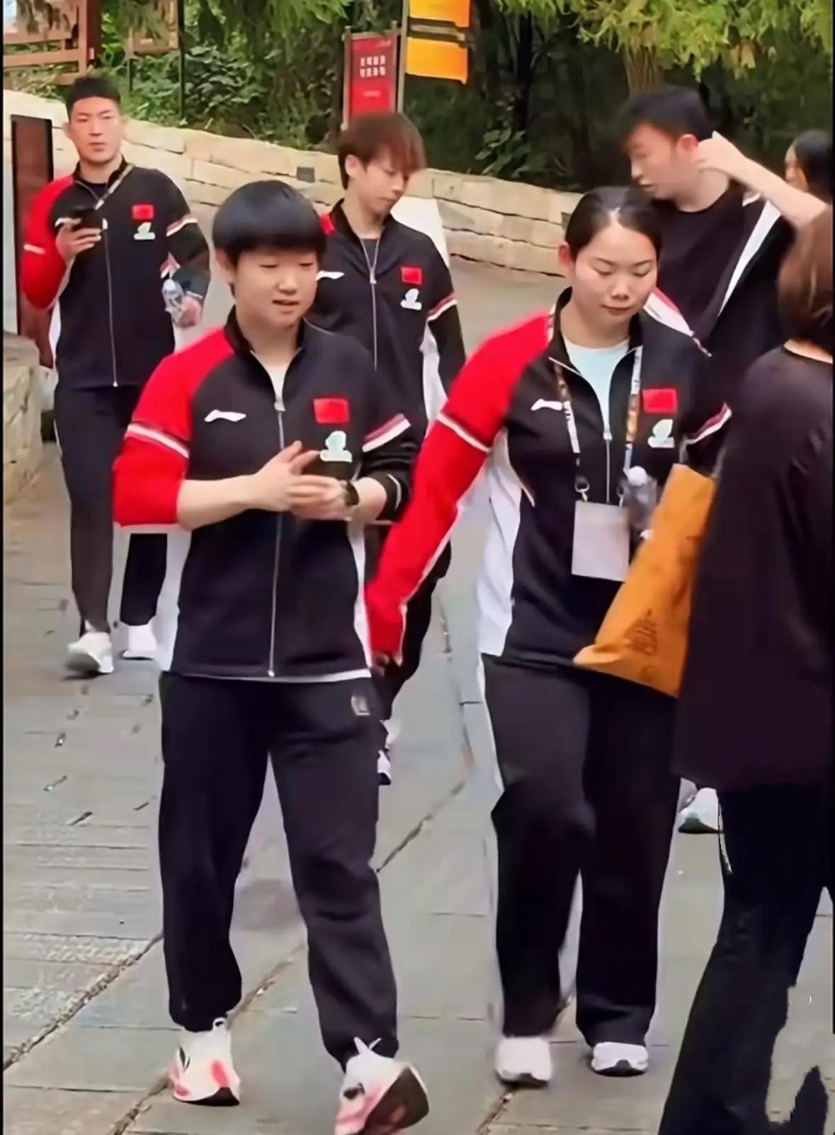 孙颖莎又被区别对待了！昨天法海寺抽签后，大家一起下山时，突然传来一个声音——大