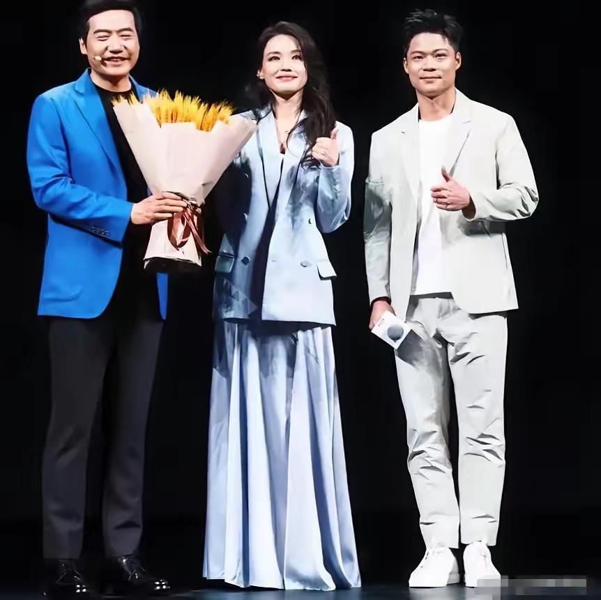 舒淇都49岁了，这年龄我认了，她代言SU7我也OK，但小米发布会上她那状态，简直