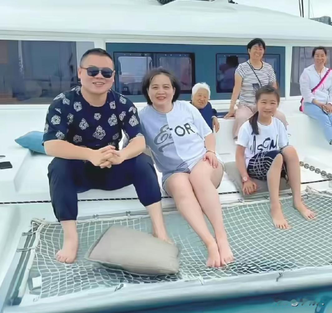2020年，岳云鹏闲暇时带着全家人游玩时的一张合影。身旁是妻子郑敏，右边是女儿，