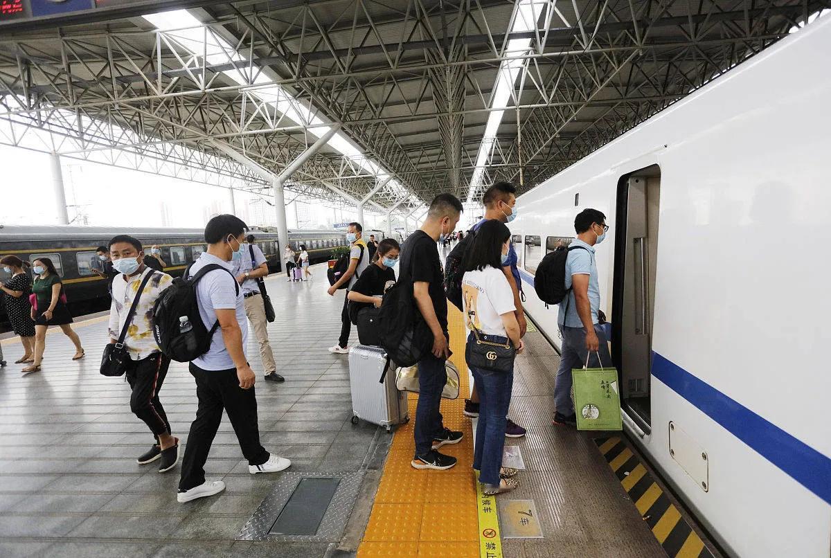 高铁坐过站千万别慌！铁路部门早就有成熟的处理办法，核心就一件事：赶紧找工作人员，