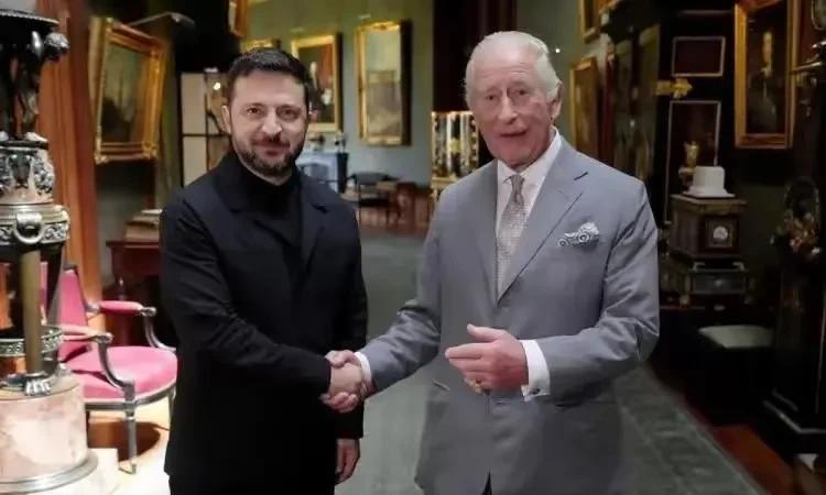 泽连斯基罕见穿上西装，看来俄乌战争真的要结束了…据英媒报道，乌克兰总统泽连斯基