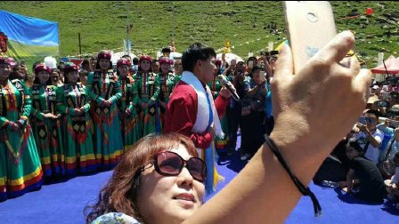 大衣哥朱之文在星光大道月赛演唱《滚滚长江