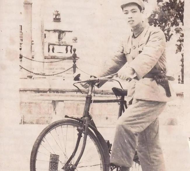 1957年，潜伏8年的军统杀手在江西当上劳模，只因在田埂上骑了趟自行车，重庆公安