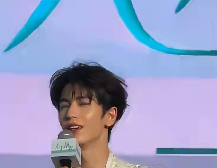 粉底液将军张凌赫在被军方官号批评之后首次现身，他的妆造依然精致，全身一套修身的黑