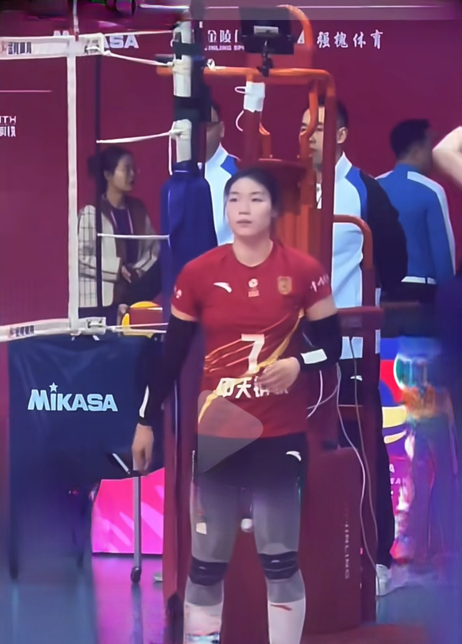排超联赛新赛季的排超联赛，江苏女排在二传位置上启用了新人，只有17岁的张籽萱
