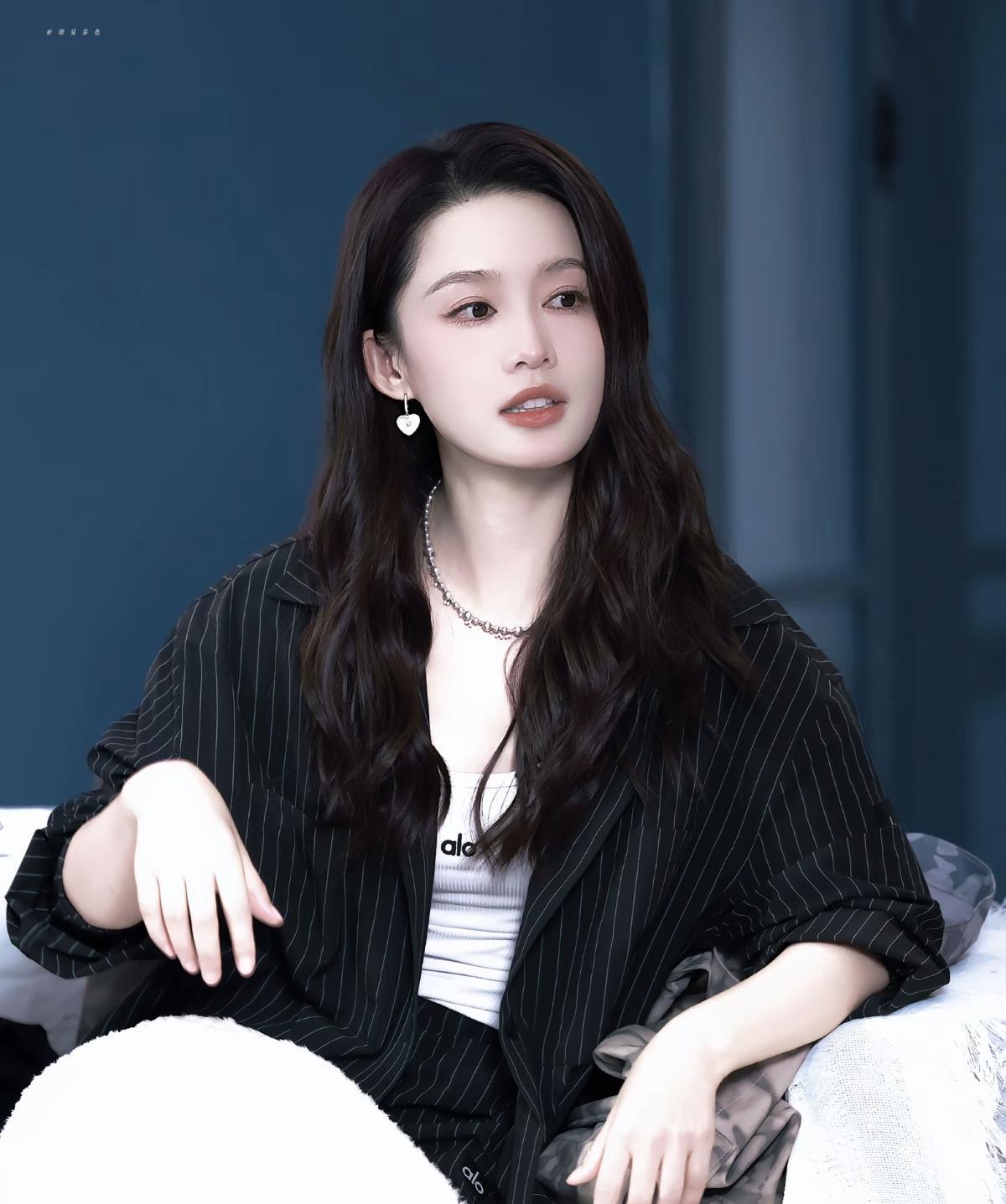沁沁真的很美丽，但就是不要这么多的滤镜，就是能不能让暑假工转为长期啊[捂脸哭]虽
