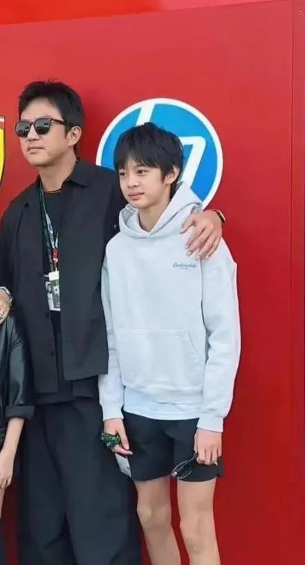 孙俪儿子眼睛和嘴巴好像孙俪啊我感觉像一整个娘娘复刻到儿子脸上了猛一看又像孙俪