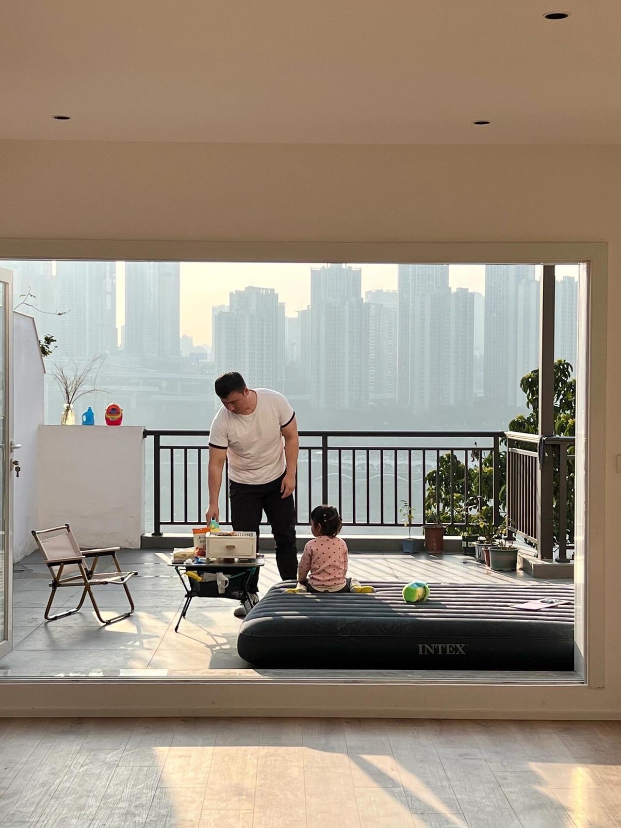 朋友说，你这房子200w，窗景就值100w了，重庆一女子晒出自己家，房子位于重庆