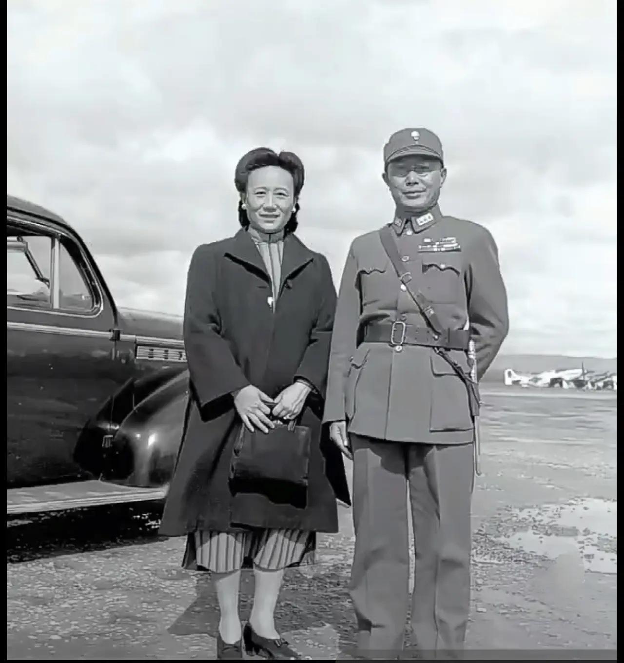1946年，何应钦与夫人王文湘在机场的一张合影，但是抗战刚刚胜利不久，何应钦作为