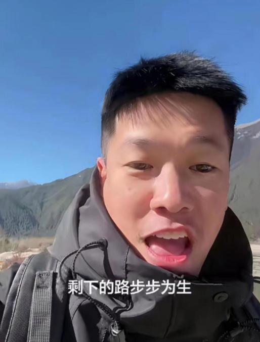 这小伙跟癌症死磕。俩月前查出胰腺癌，化疗后越治越虚，他干脆买了进藏的票，去空气稀