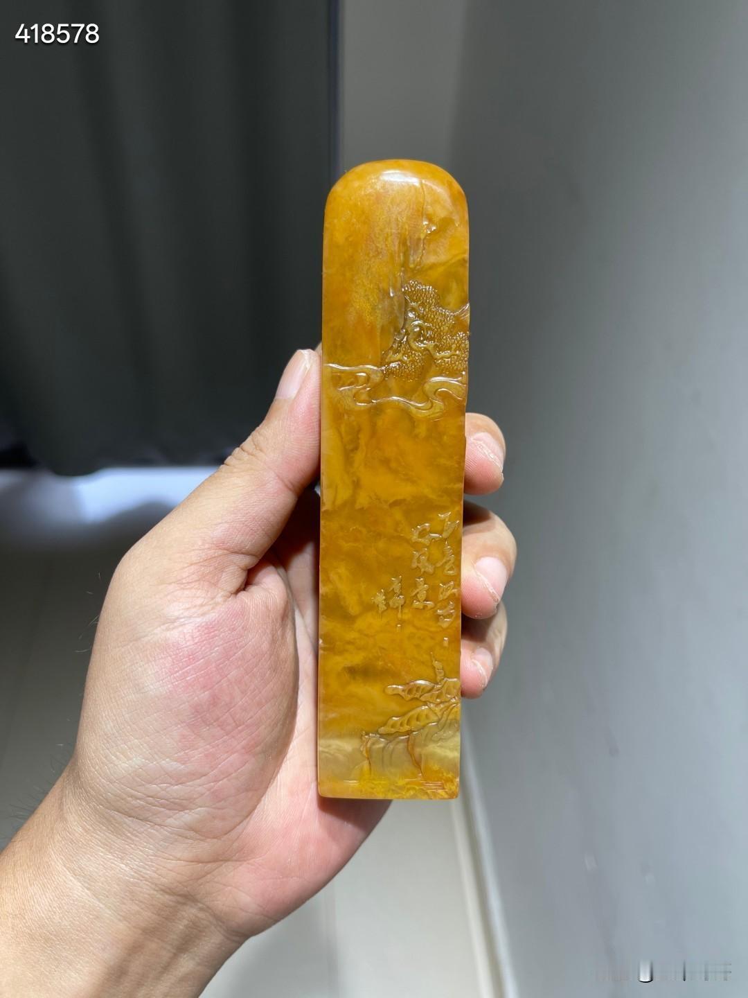 清田黄石石卿款四面薄意山水人物印章规格：高14cm，宽3.1cm，重351