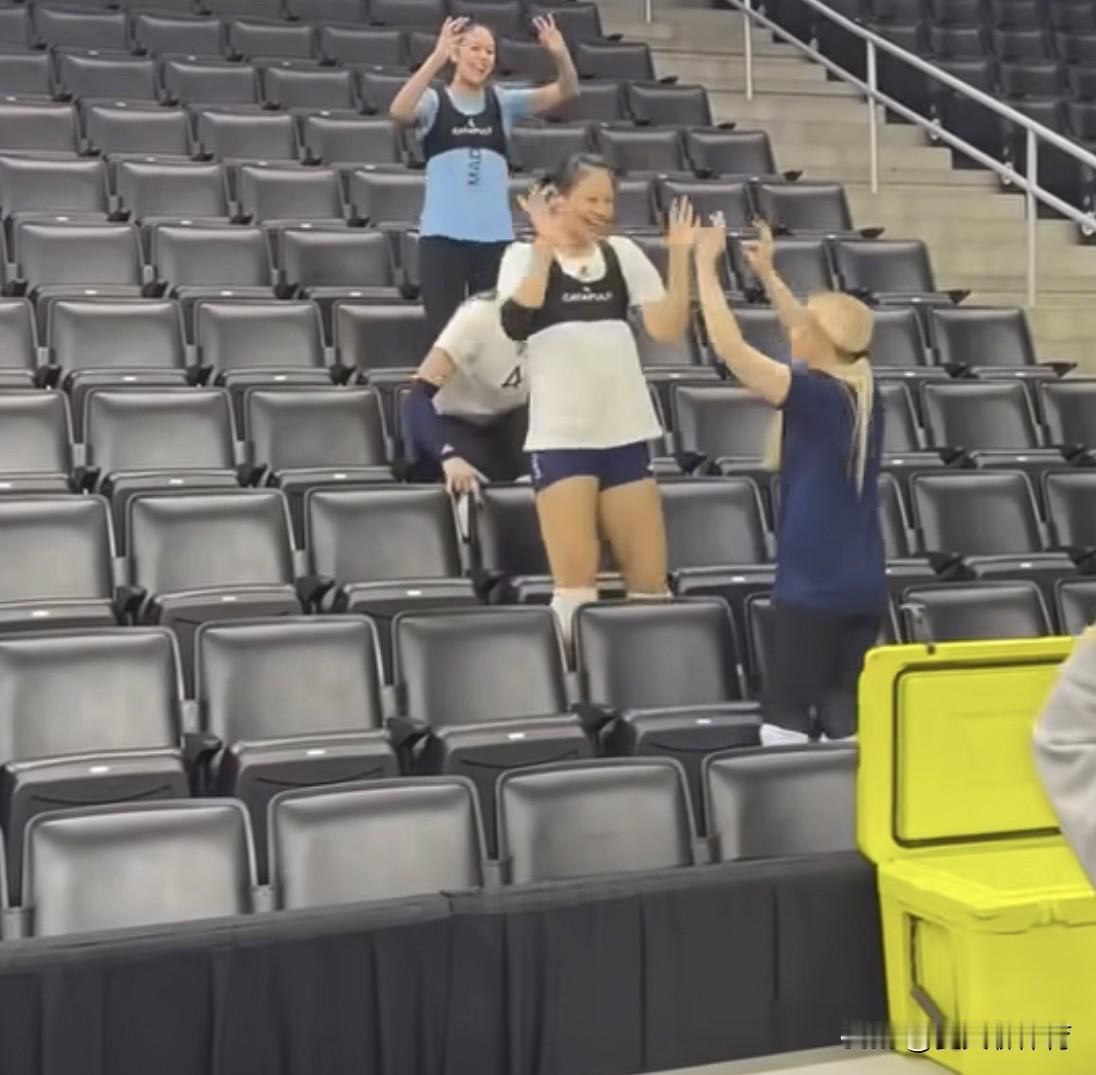 搞笑女龚翔宇在美国女排联赛的搞笑日常！人家美国女排联赛的趣味练习还是比较多的、前