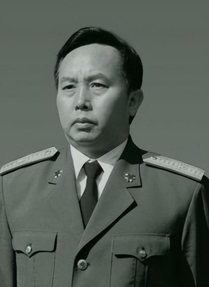 何其宗自卫反击战英雄，1990年荣升中将，却在56岁时突然退役，定居四川营山，少