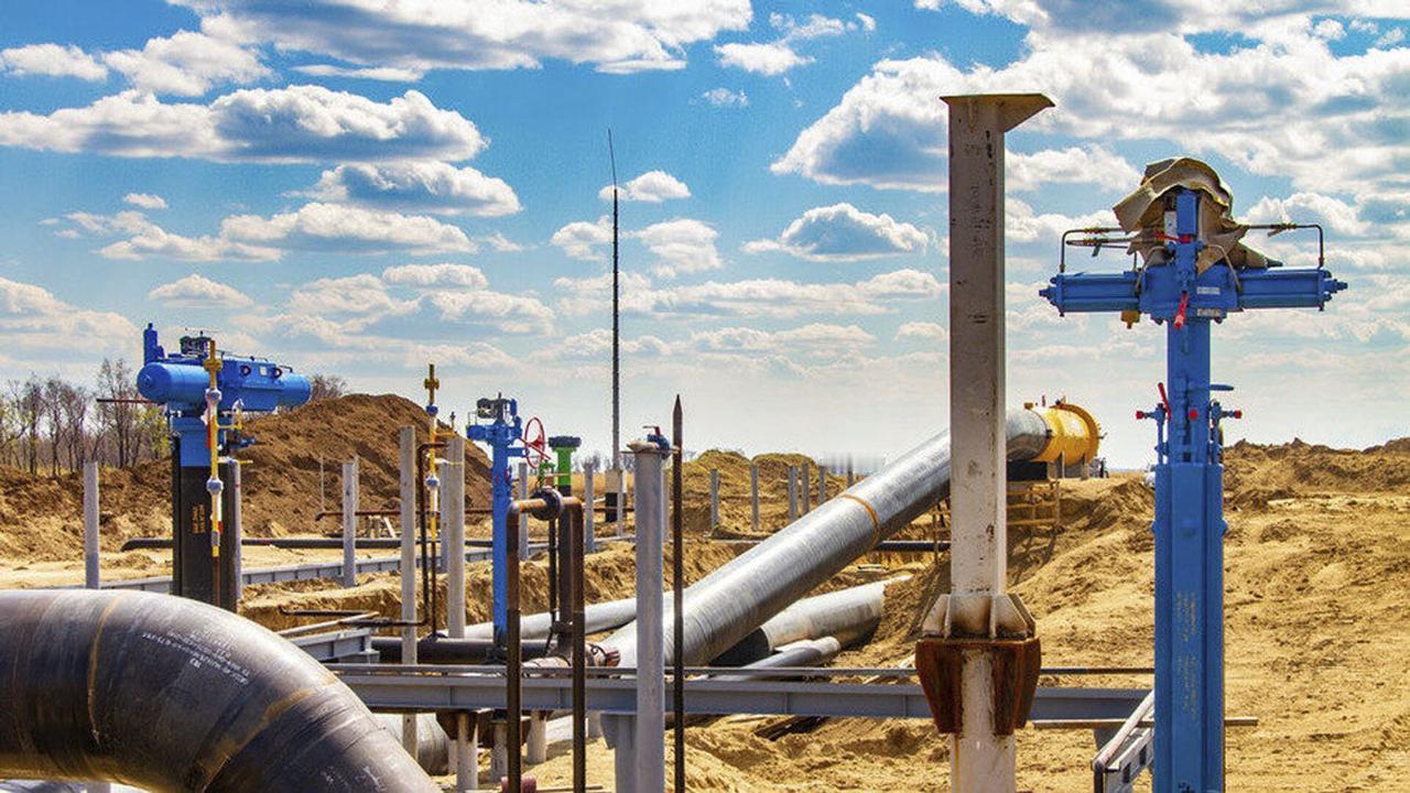 俄罗斯卖原油和天然气给中国，中国支付人民币给俄罗斯。然后，俄罗斯再用人民币在中国