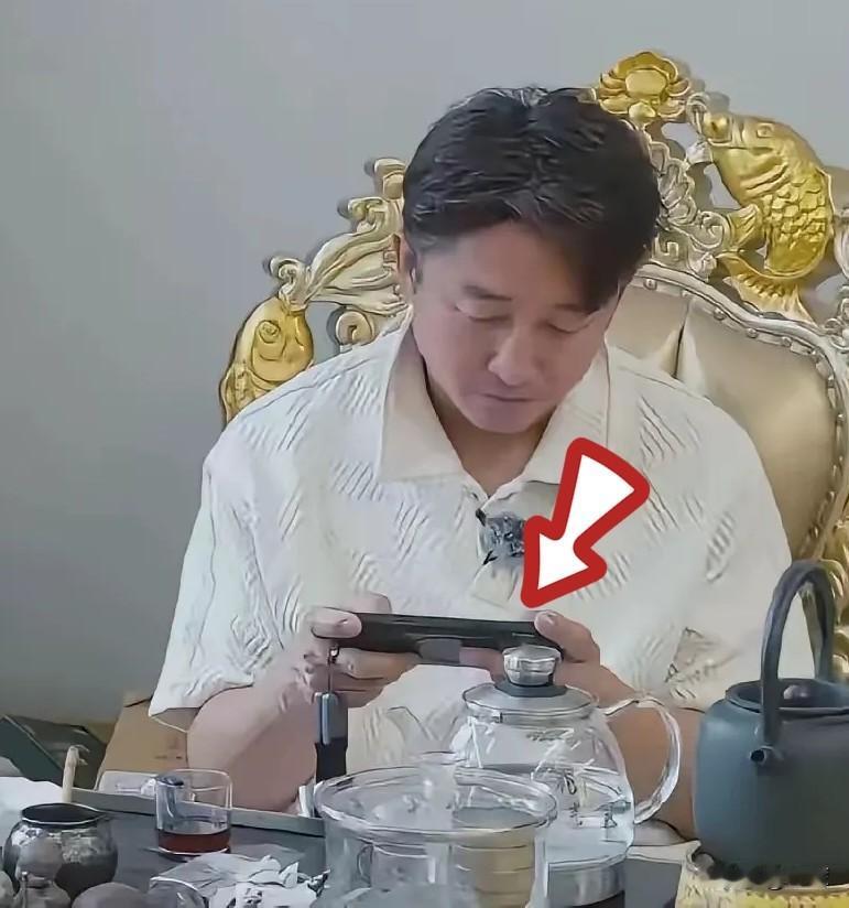 拳王邹市明揣着几亿身家退了役，就想在家踏踏实实打打游戏，银行里的存款，光每年利息