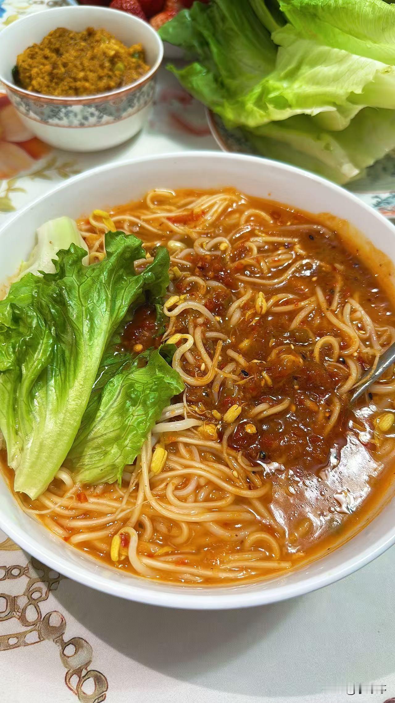 昨天我买了30块钱的牛肉，20块钱的大虾，自己在家里做了一顿小火锅。喝了两