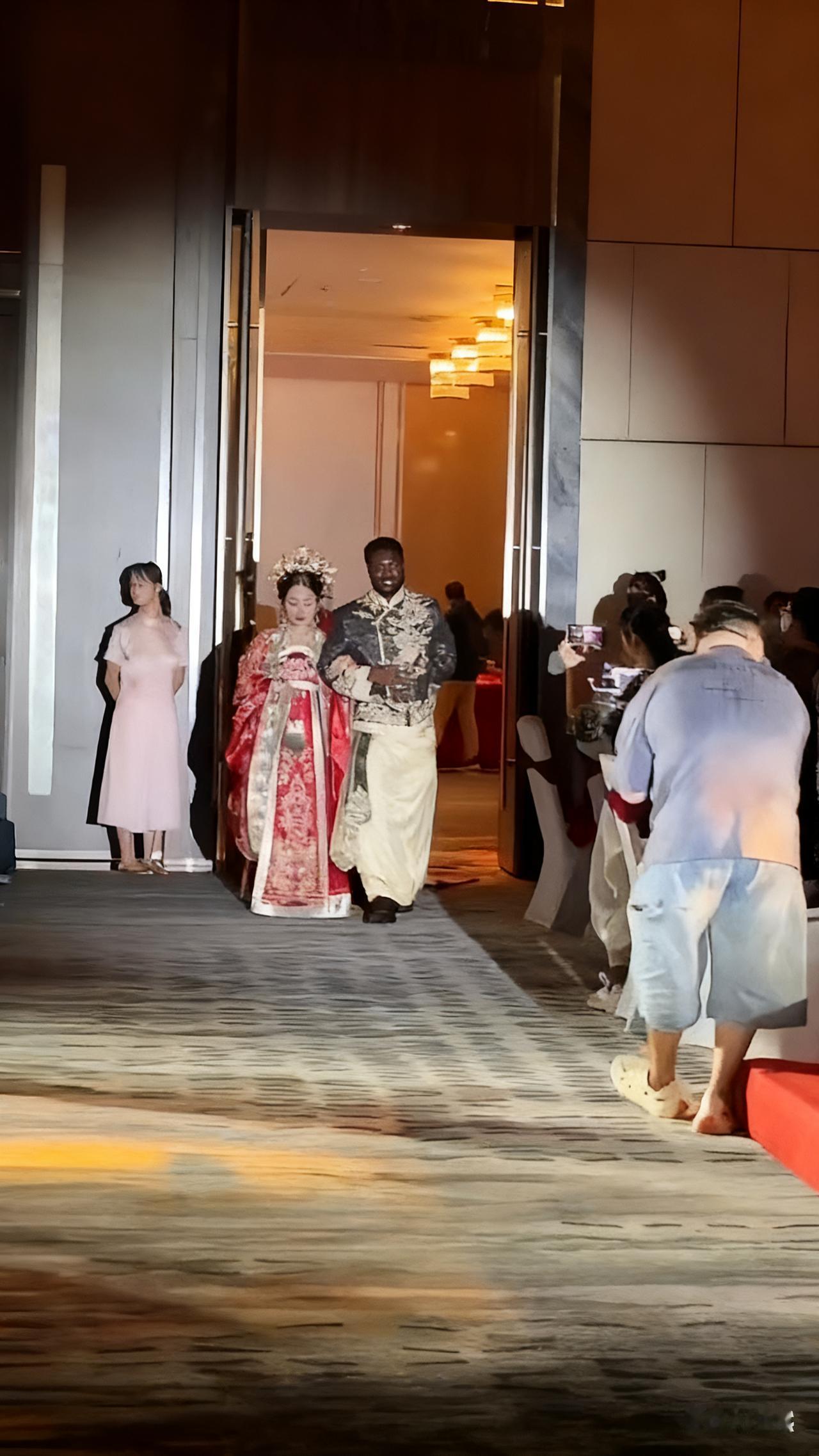 多大的魅力、多大的爱情啊！能让这么漂亮姑娘一头扎进跨国婚姻，父母是怎么同意的