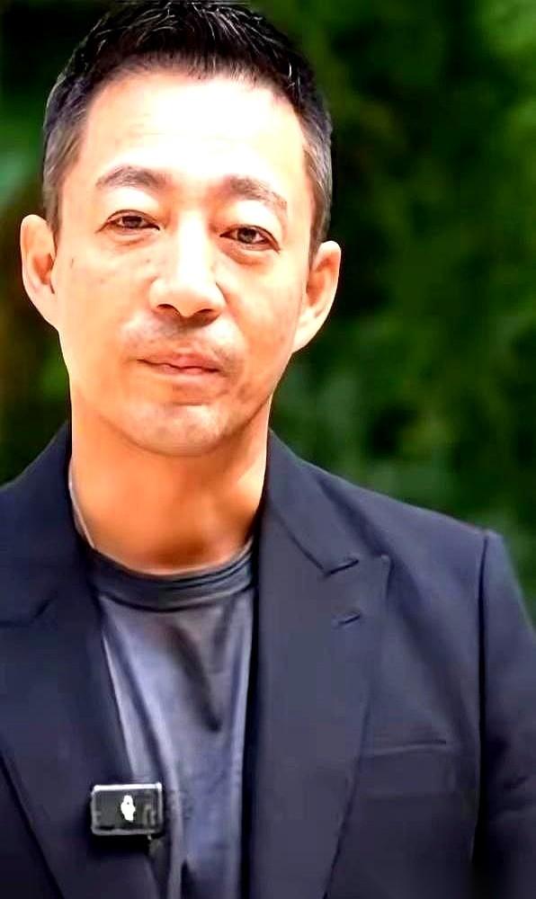 汪小菲最近露面，脖子粗得都发肿了。家里的孩子倒是养得白白胖胖，当爹的却被应酬折
