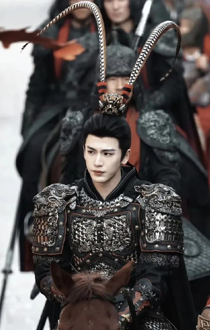 央视正面肯定了，张凌赫的雉尾翎紫金冠造型，认为这是来于先秦汉代的头饰和戏曲美学。