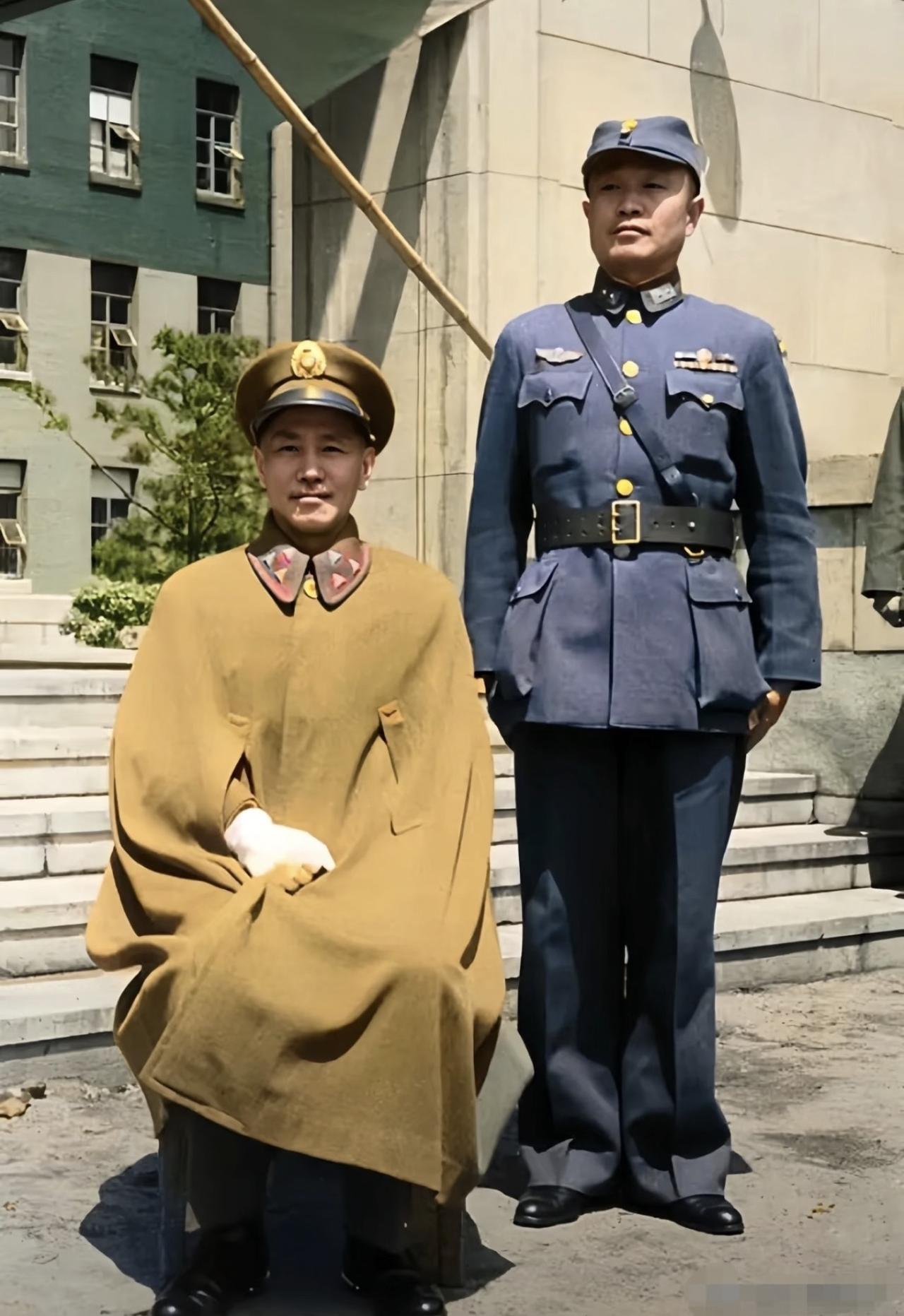 没想到站在蒋介石身边的陆军上将杜聿明，穿的居然是空军制服！这张1946年5月拍于