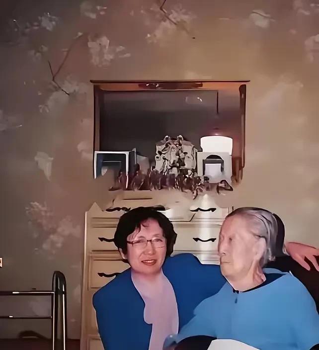 这是1988年在洛杉矶，于凤至与女儿张闾瑛的合影照。当时于凤至已经91岁高龄，