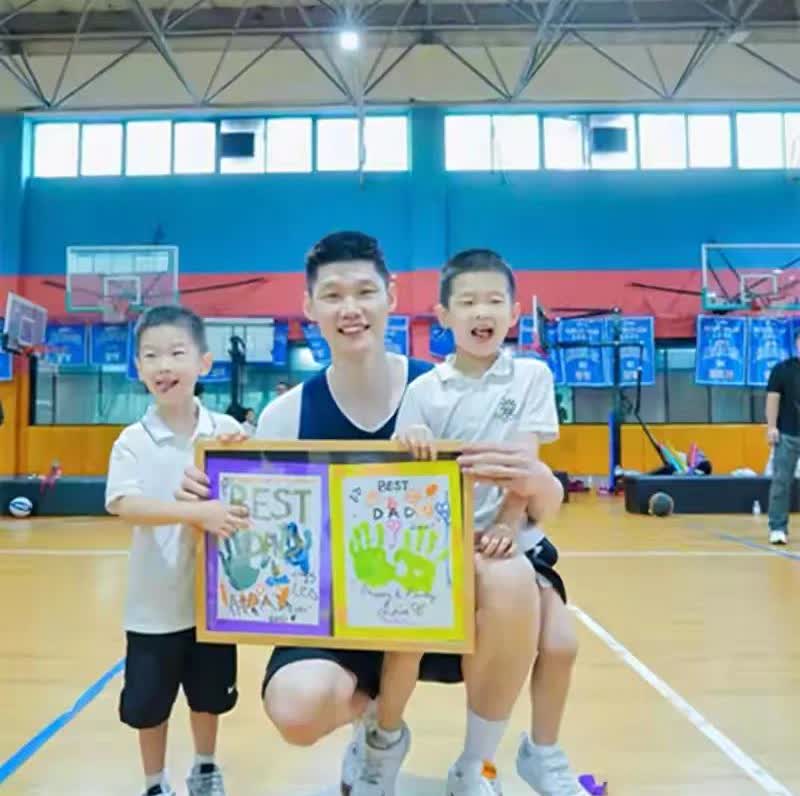 胡金秋的基因真够强大的！瞧瞧，他的两个儿子这头型、这脸型、这眼睛、这鼻子、这