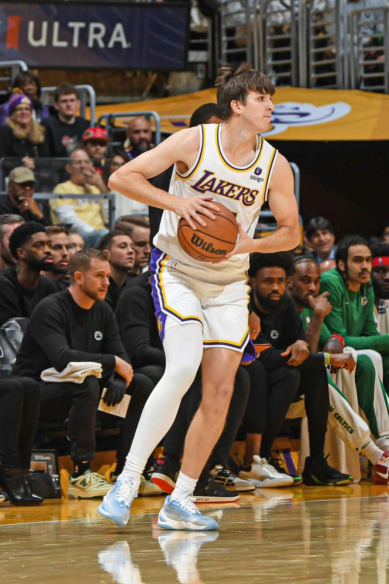 里夫斯爆发引关注名嘴呼吁湖人拆队!里夫斯对国王砍下51分赛后,马老师在社媒上