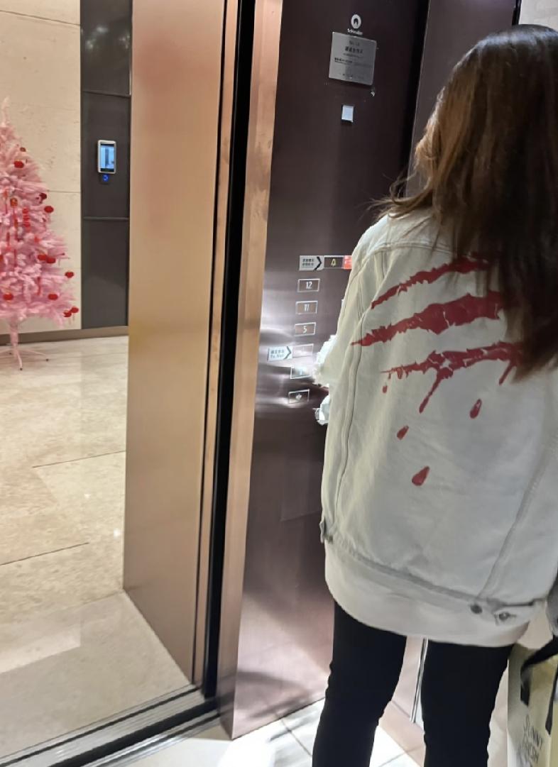 我堂妹上个月离婚了，她带着8岁的女儿从外市回到了娘家。既没工作又没房子住，分到的