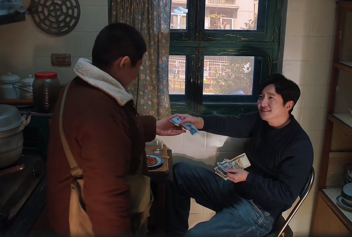 老舅给了二胖20元钱，让二胖去挥霍。因为二胖真是一个经商小天才。老舅创业做