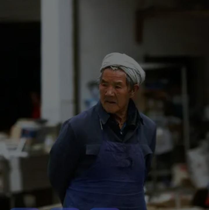 不可思议的四川文化！一直都不明白四川老人头上包白帕子意味着什么，当然也有包其它颜