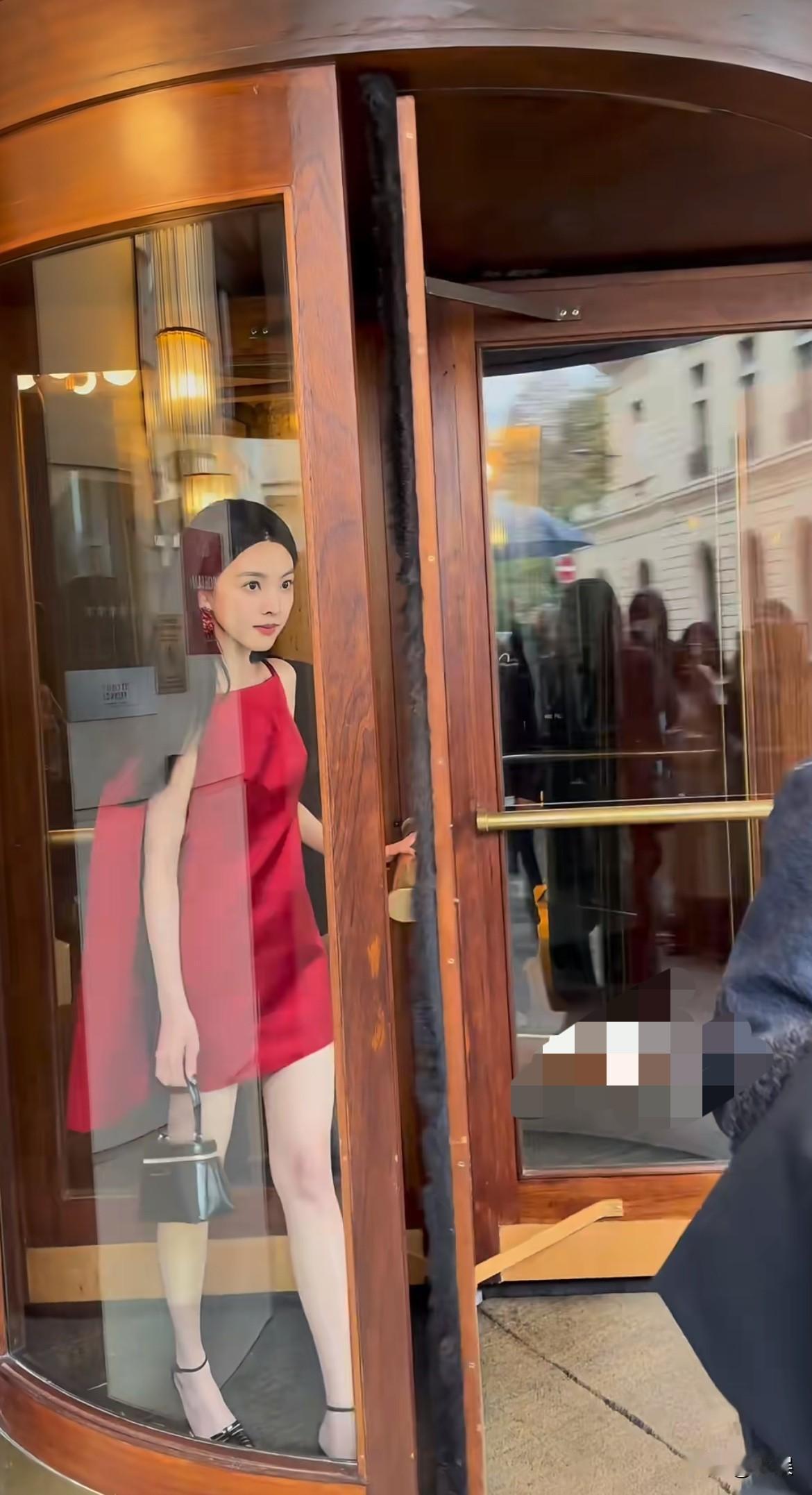 突然发现章若楠长的也有点像章泽天，美女果然相似！！[吃瓜]她们都是没有攻