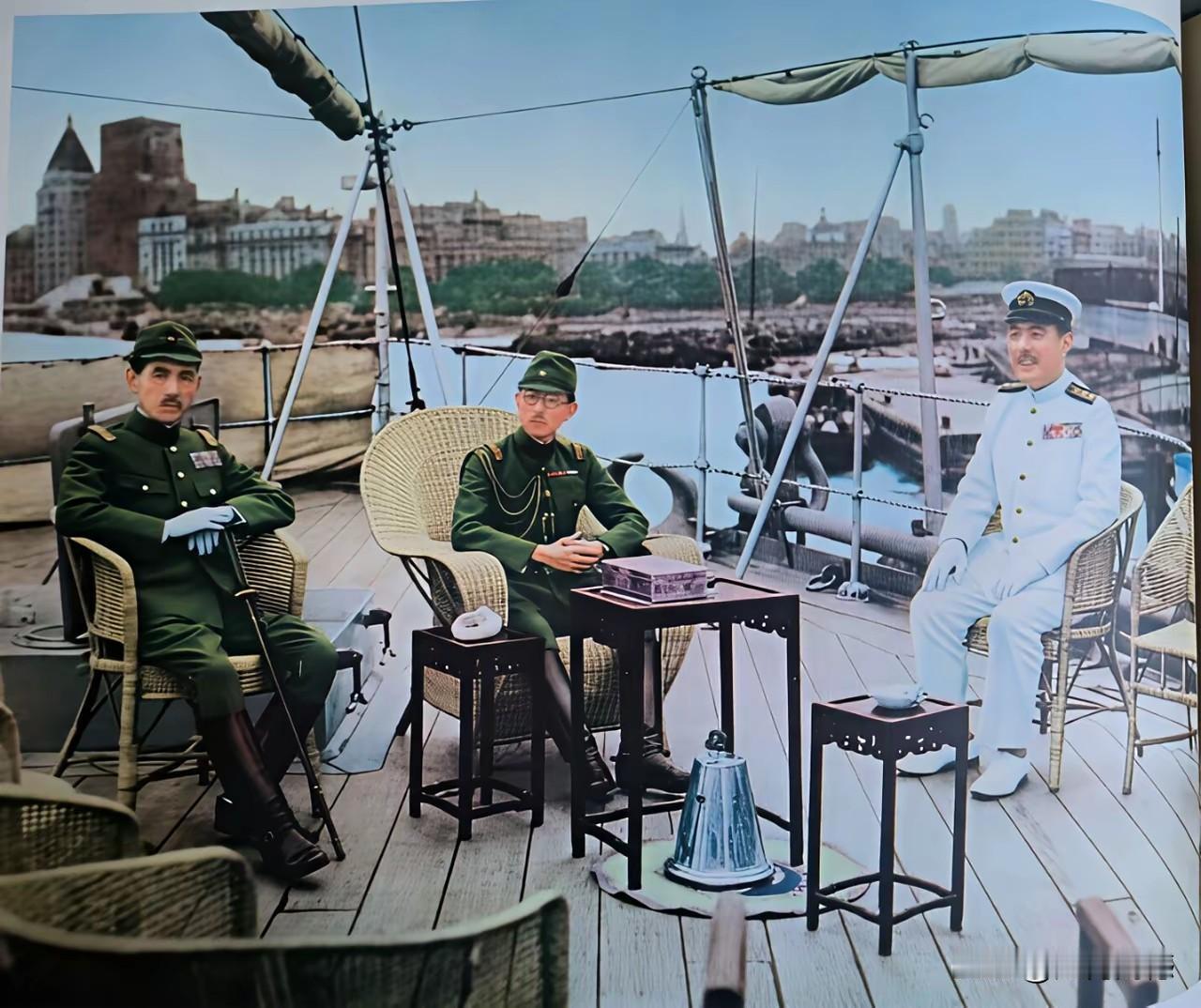 这三个日本鬼子应该都是比较有地位的，看起来身份也比较高，它们坐在上海的外滩上，有