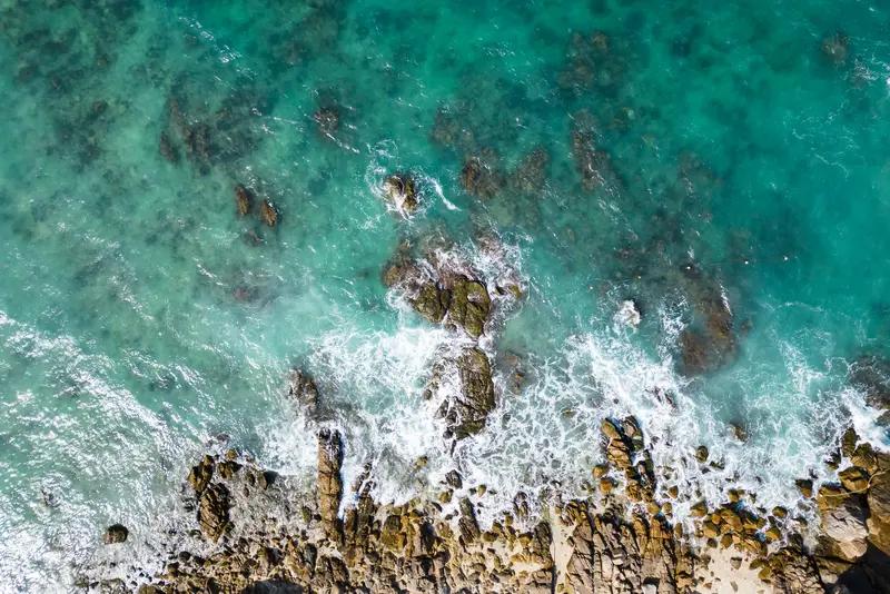 提到三亚，首先想到的就是那绝美的海景。三亚不愧是“东方夏威夷”，水清沙细，椰风海