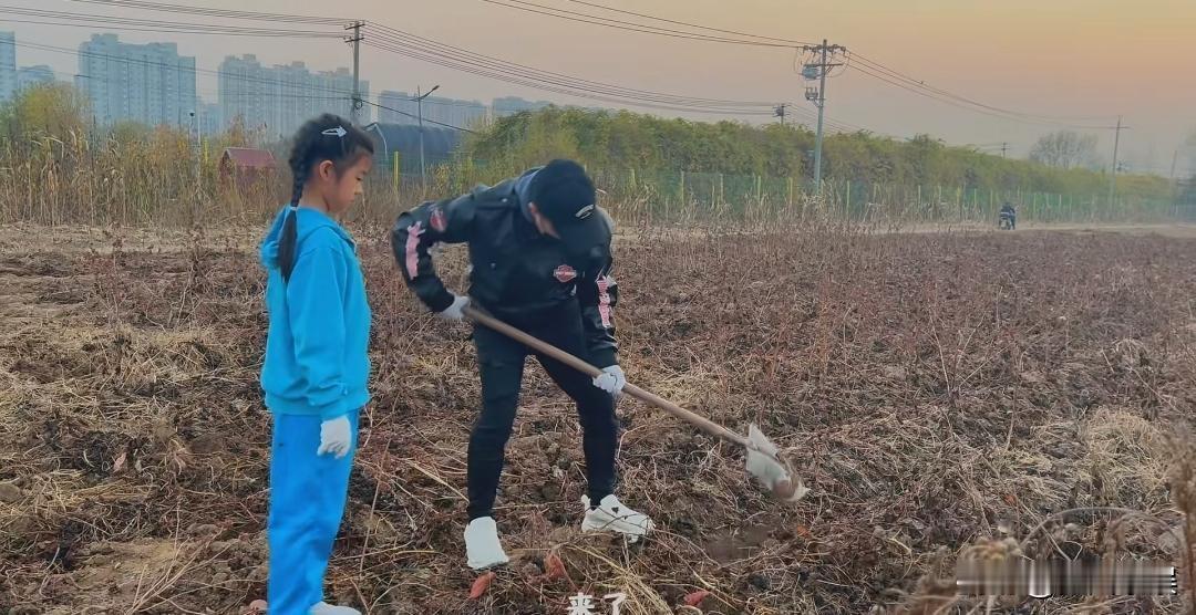 章子怡，全网称赞！11月18日，章子怡获全网称赞，不是因为她参加了什么活动，