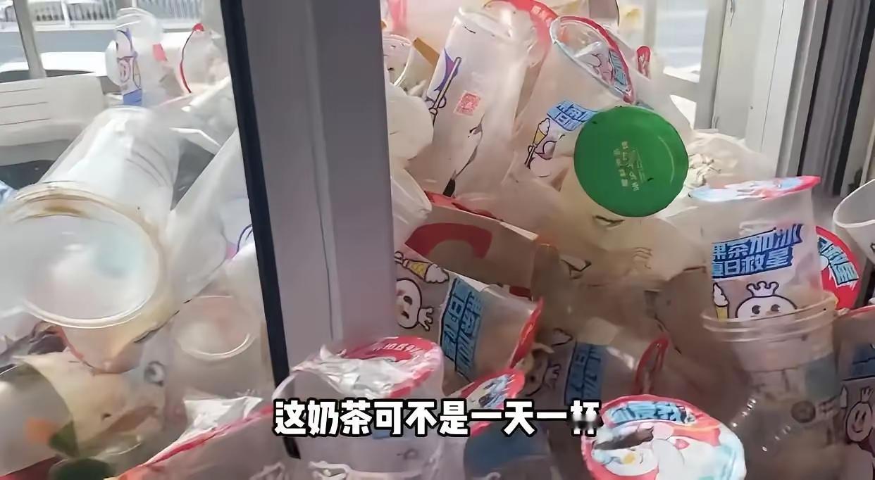 第一次听说两夫妻离婚是因为妻子喜欢喝奶茶，这个事情引起的[笑着哭]这对夫妻是北京的