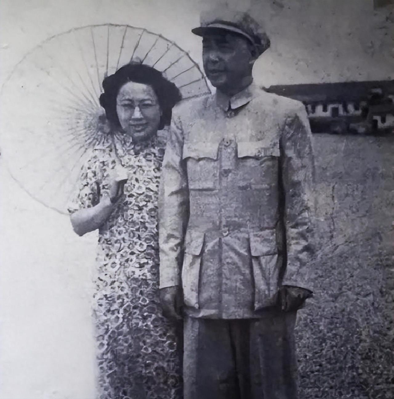 开国上将陪侍病重妻子，不料妻子指着主治医生：你娶了她我才安心。、 70多年前