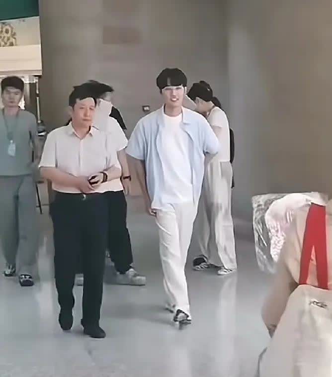 鹏鹏也有今天。鹏鹏在与辉同行一直在宇辉鞍前马后，得体地跟在万人瞩目的宇辉左右