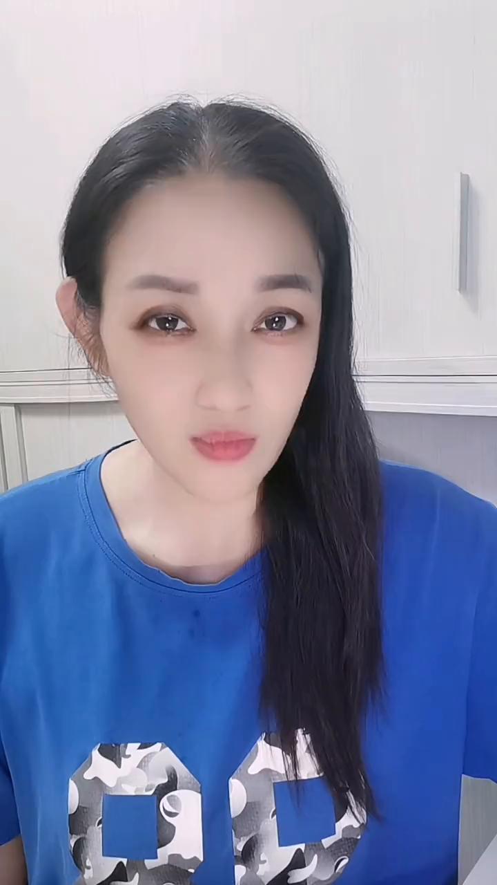 五十块钱一杯的洗脚水在漫展上竟然被抢光了，真够炸裂的。广州萤火虫的漫展上有个女的