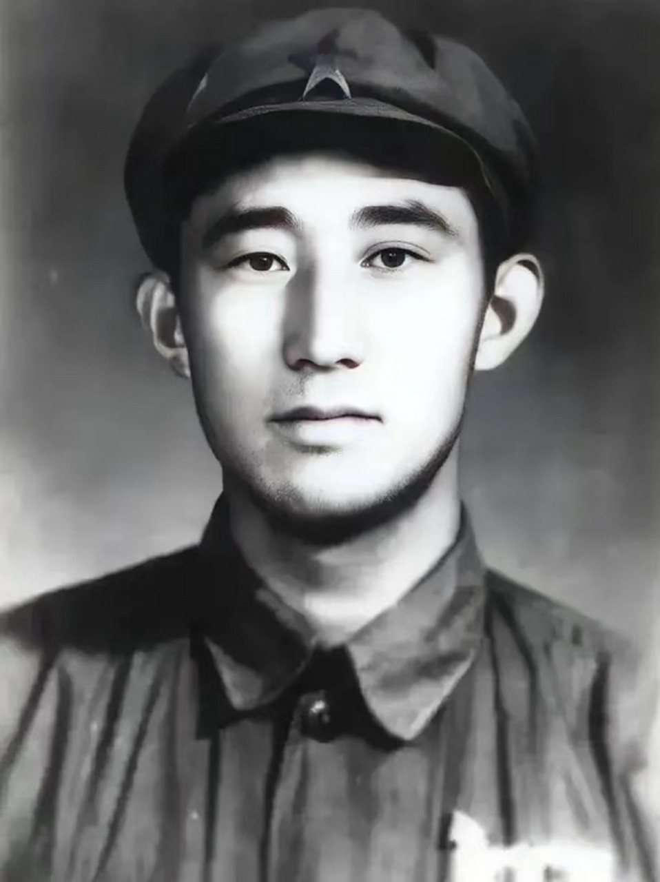 1949年，潜伏在敌内部的吴荣森，意识到自己引起了特务的怀疑，随即准备撤离，就在