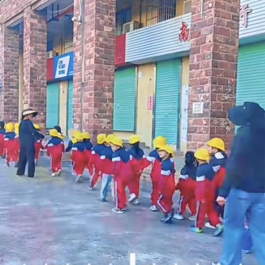 广东人最爱生娃，东北人最不爱生娃。广东有家族观念有祠堂，在广东生孩子是财富。东北