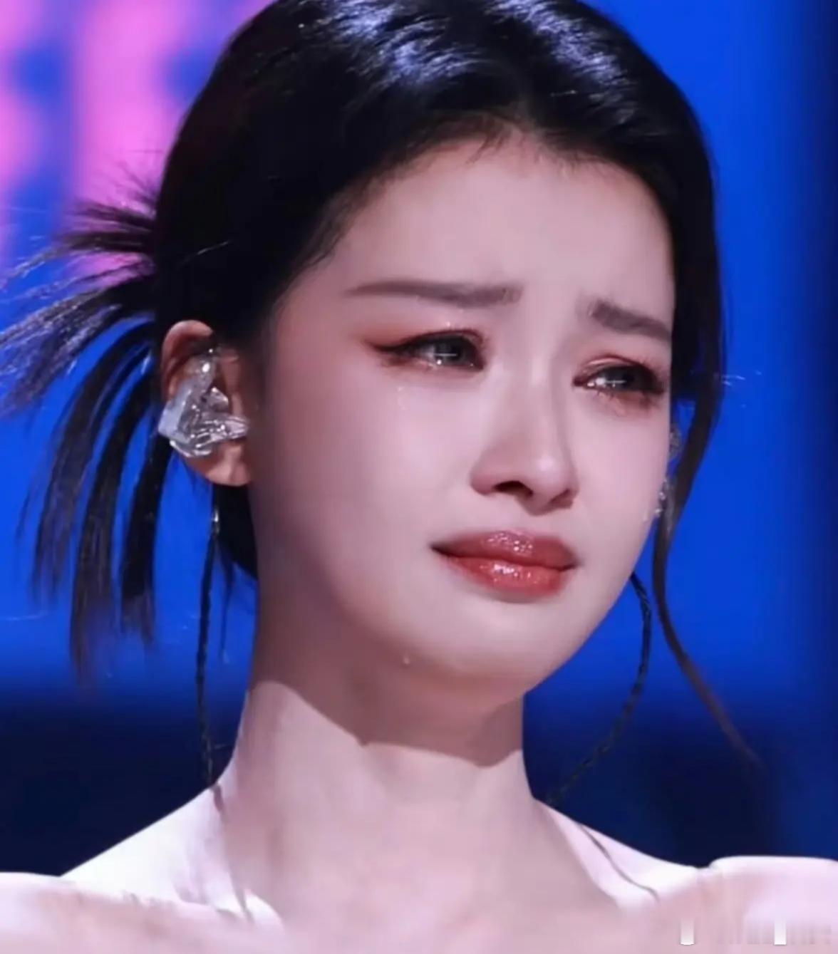 孙怡身上有个很有意思的现象不是她老喜欢戴有颜色的美瞳你们发现没？孙怡这人，也拍了