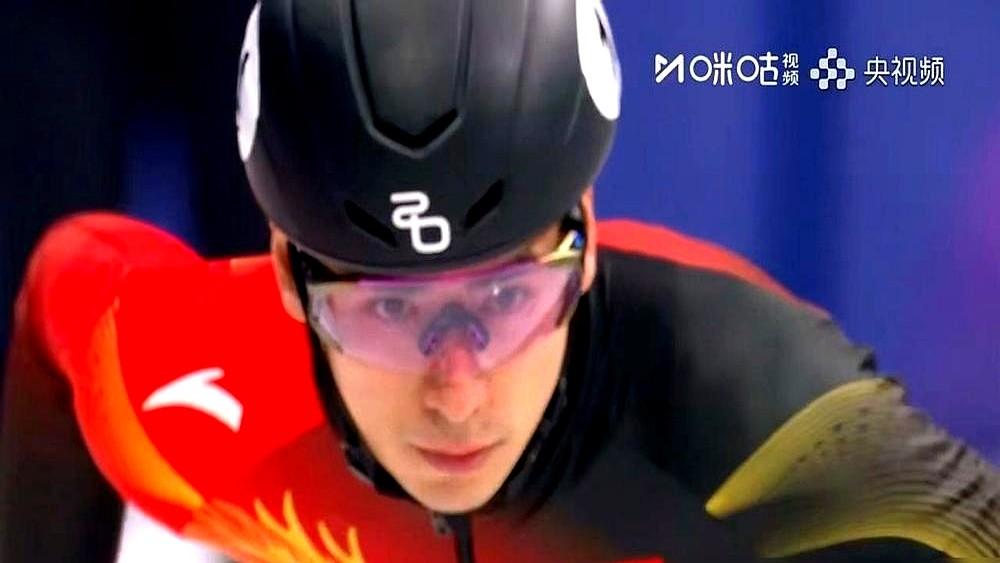 肩膀里嵌着4颗钢钉，疼到连筷子都拿不稳，林孝埈却选择推迟手术，打上止痛针冲进了亚