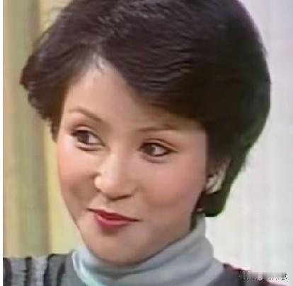 狄波拉和甄珍，都是谢贤生命里绕不开的女人，大家老拿她们作比较。甄珍是当年的琼瑶