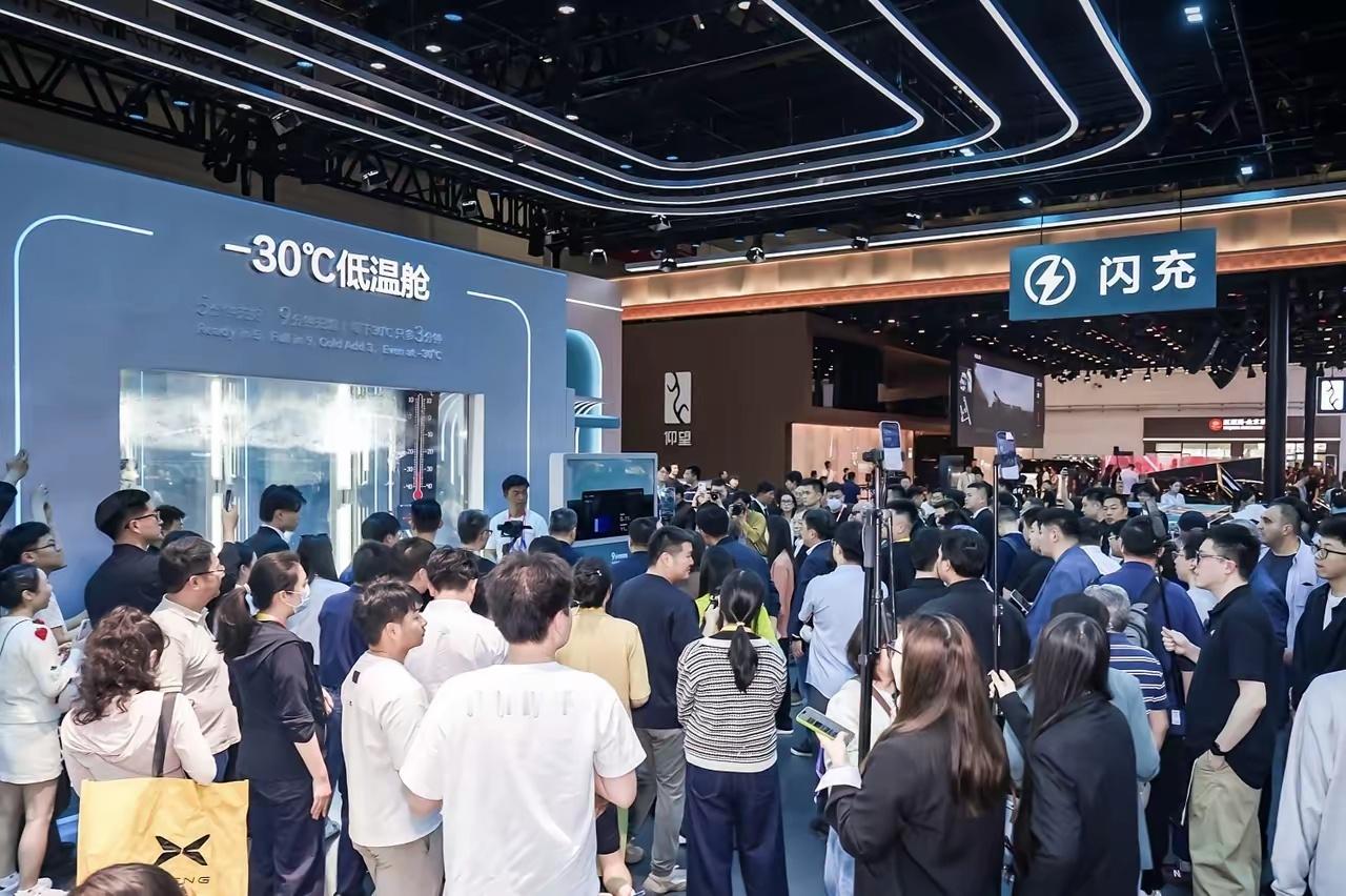 逛北京车展，E3馆直接被比亚迪包了！明星老外扎堆打卡，雷军、李想、何小鹏这些大佬