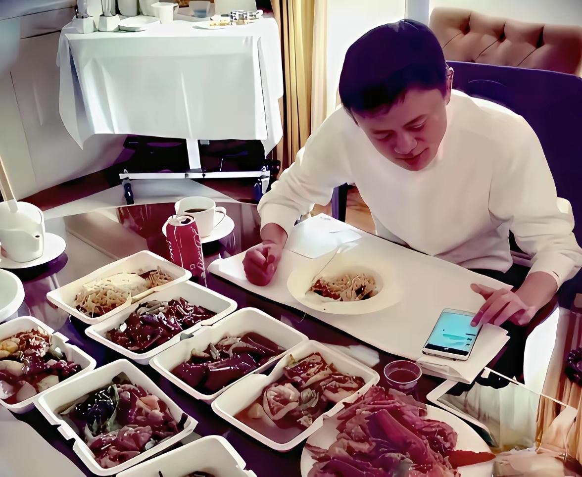 一张马云吃饭的旧照，看他那时的模样，还不到50岁的样子。饭桌上摆着八个菜，份