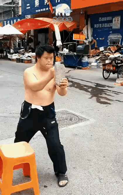 马克龙真是人精，一方面他说美国和以色列打击伊朗的行为违反国际法框架，另一方面又说