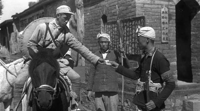 1945年，八路军旅长要处决团政委。临刑前，旅长的警卫员，突然靠近团委松绑，并催